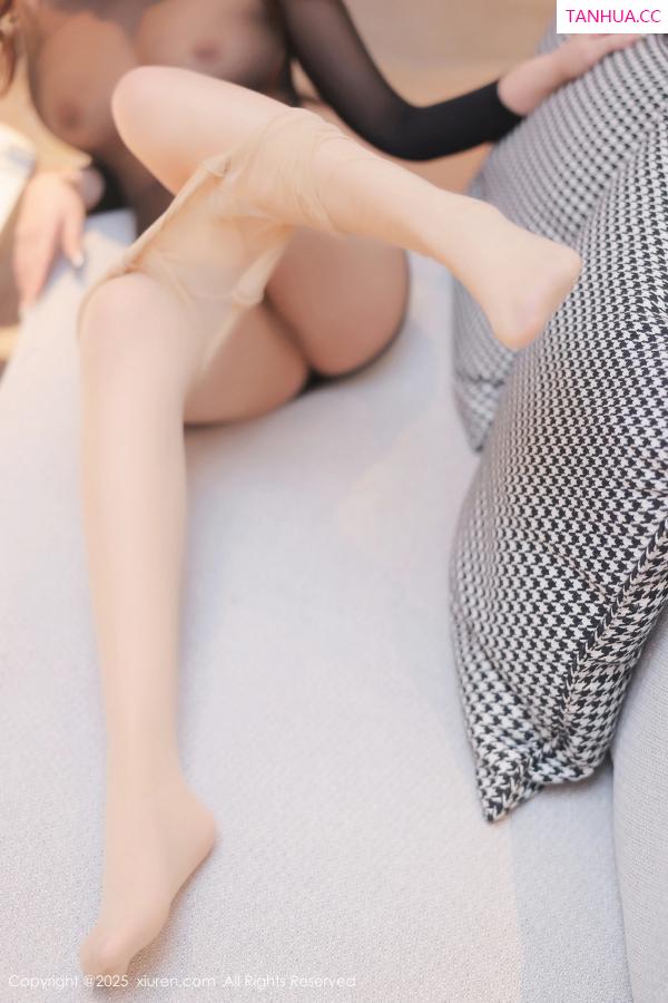 希雅  [XiuRen]高清写真图 2025.02.19 No.9906 希雅sia 丝袜美腿第57张图片